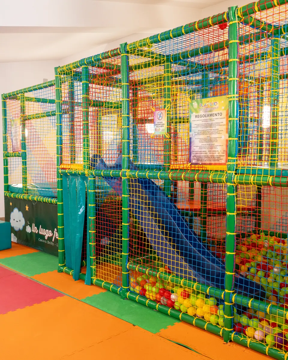 Il playground di JE SO PAZZ, con la struttura da arrampicata
