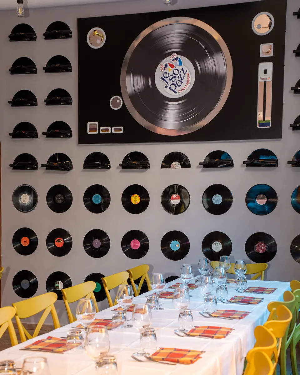 La sala di JE SO PAZZ con la parete di vinili e il disco d'oro