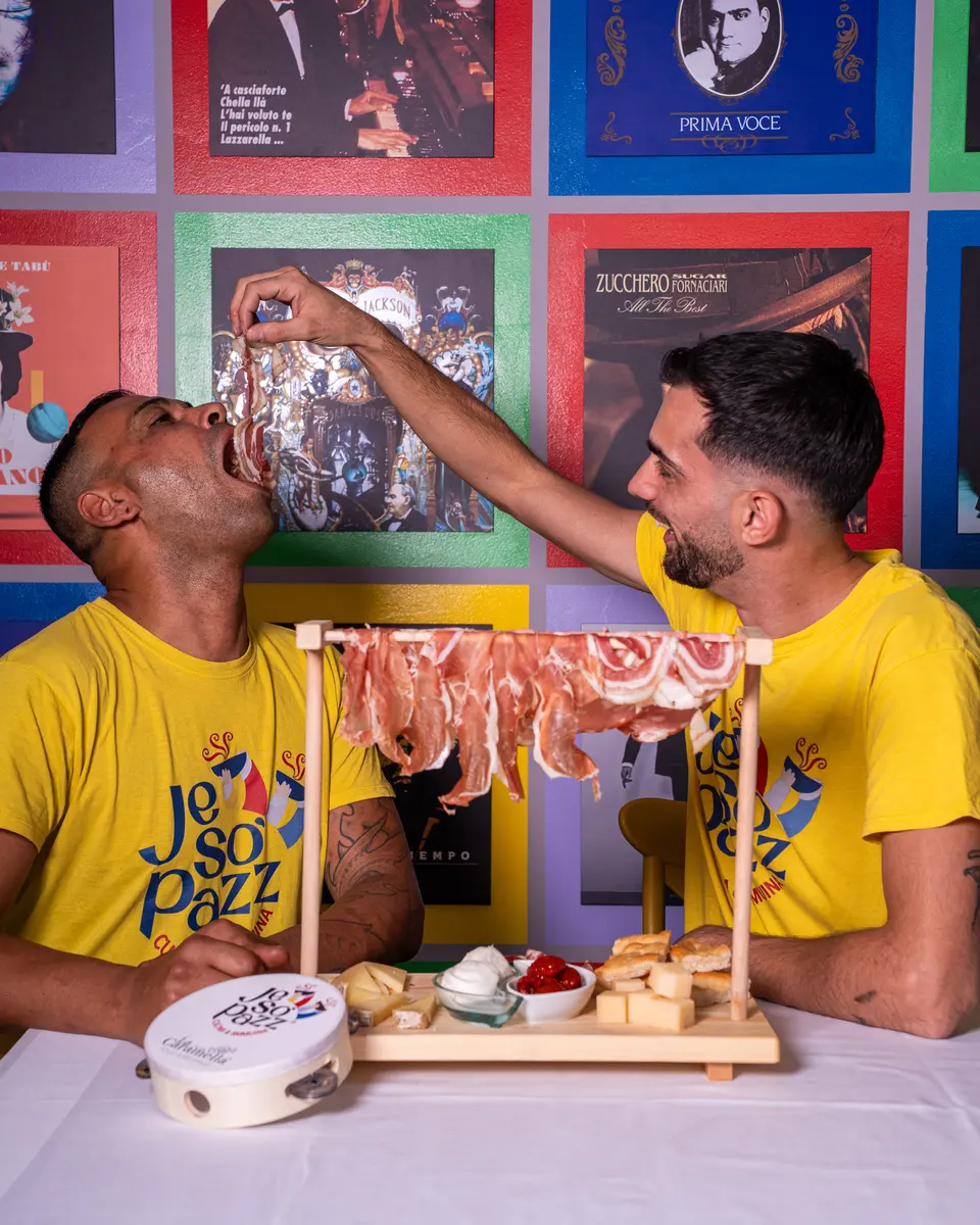Lo stendino diviso al tavolo, fra due dello staff